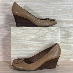 Tory Burch Tan Leather Logo Medallion Pumps Women’s 7M Mid Heel